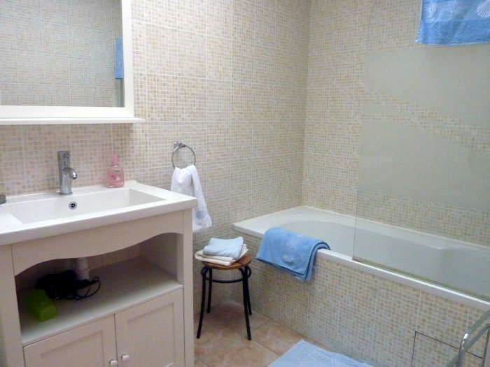 Poppy Bathroom in Villa Roquette
